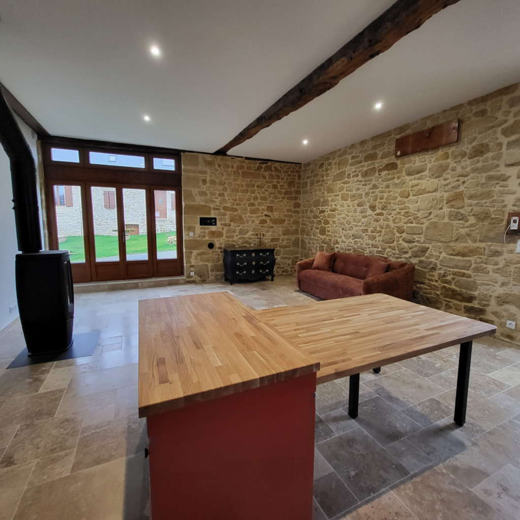 Grange relais1835 dordogne grange cuisine vers sejour barn kitchen towards livingroom mi
