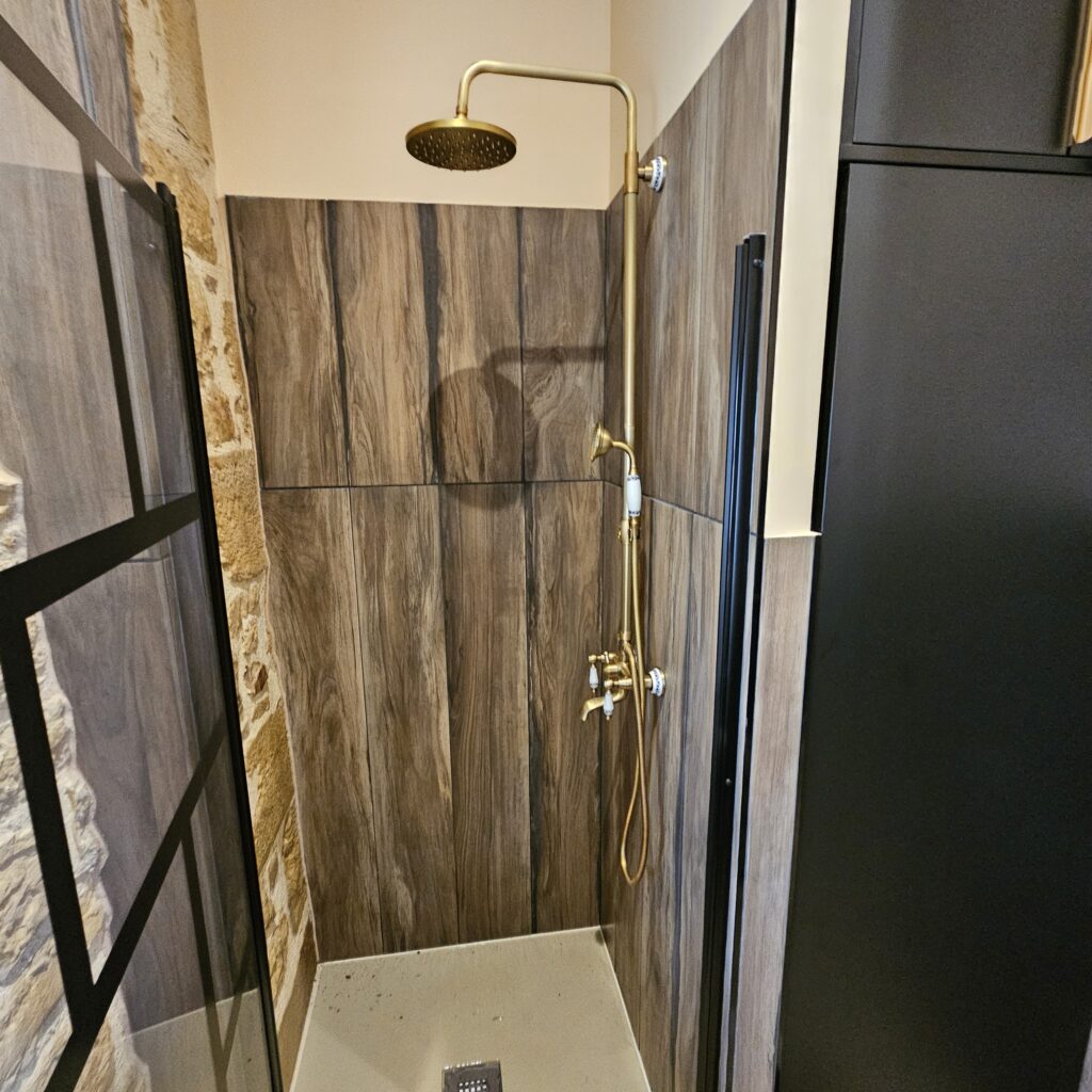 Grange relais1835 dordogne grange salledeau rdc douche barn bathroom groud floor shower