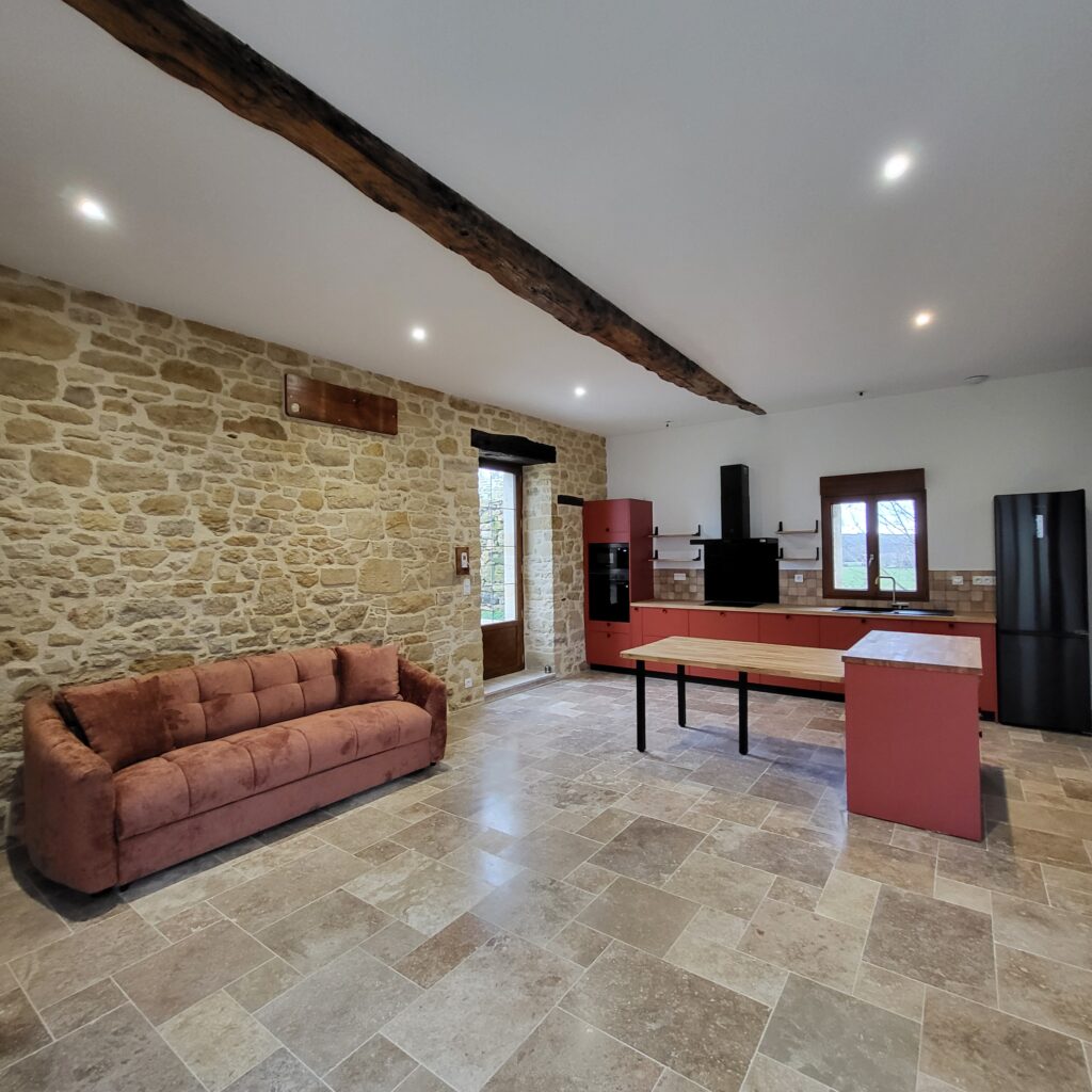 Grange relais1835 dordogne grange sejour vers cuisine barn livingroom towards kitchen