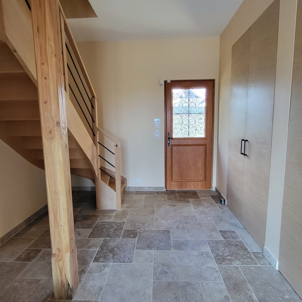 Loft relais1835 dordogne loft entree buanderie escalier entrance laundrycloset stairway