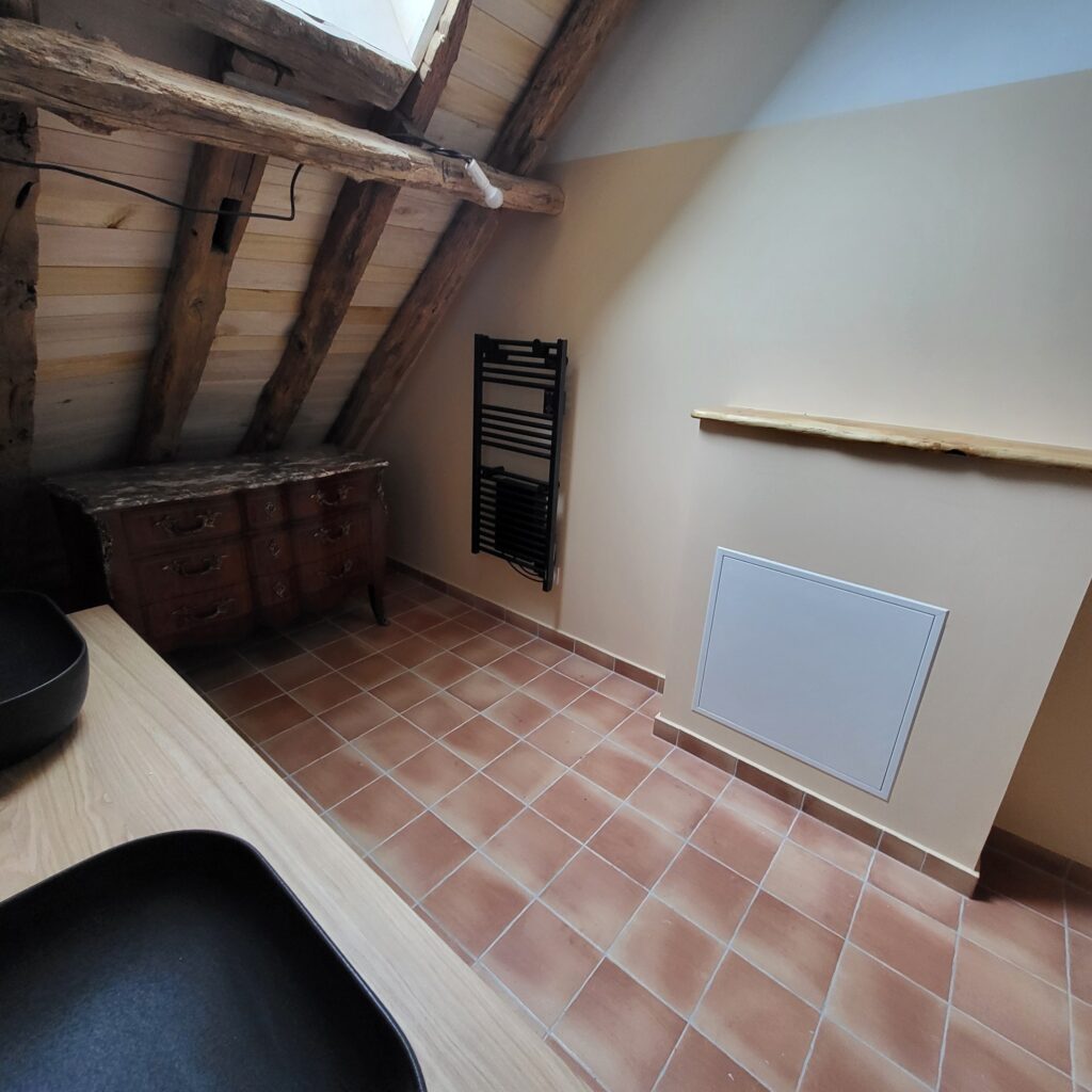 Grange relais1835 dordogne salledeau 1eretage commode velux bathroom firstfloor