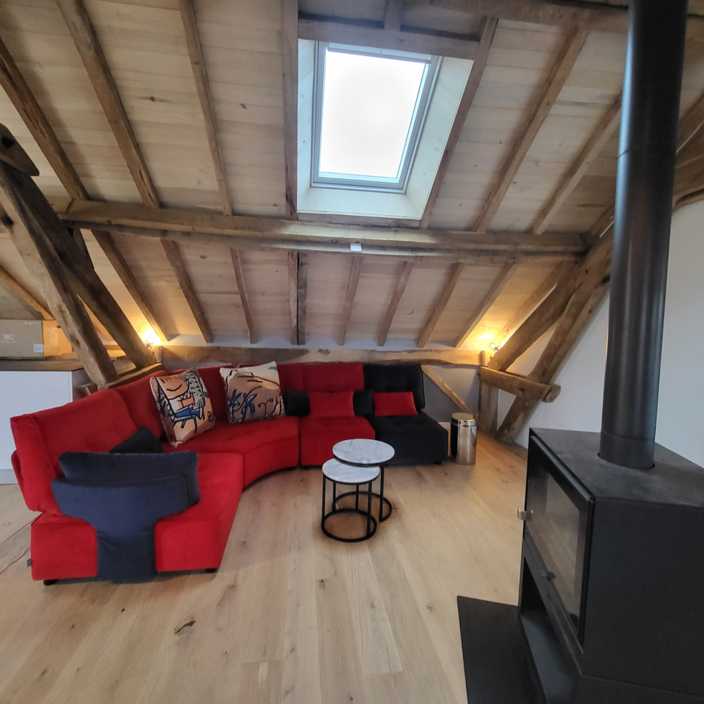 Loft relais1835 dordogne cheminee chauffeuses salon fireplace sofas livingroom min