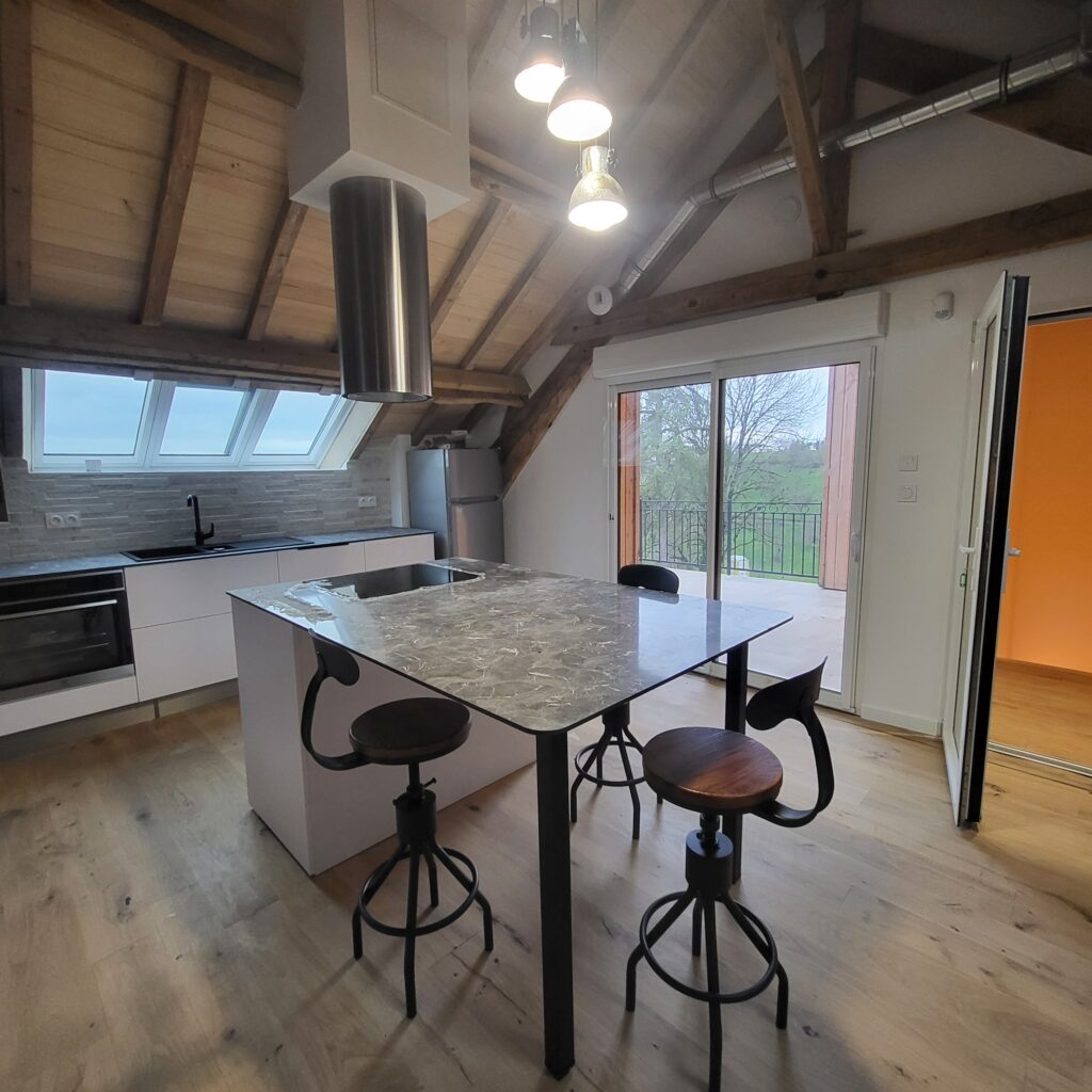 Loft relais1835 dordogne cuisine ilot entree kitchen cookingisland entrance