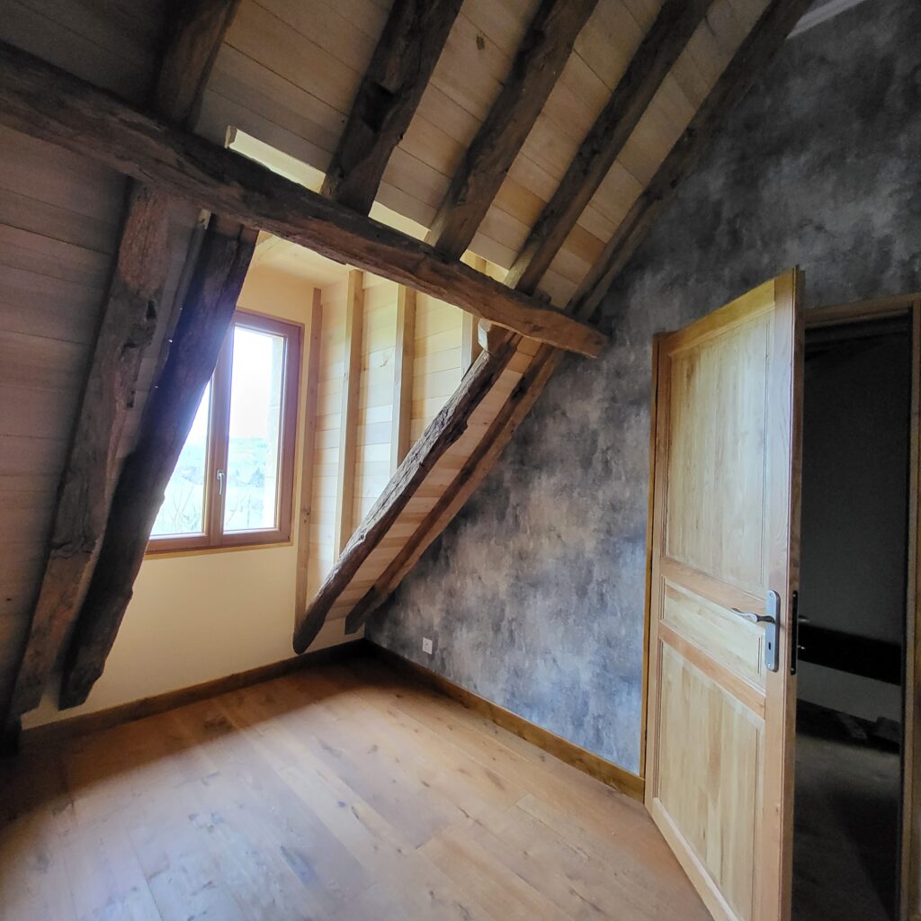 Grange relais1835 dordogne grange chambre1er lucarne barn room1st floor window